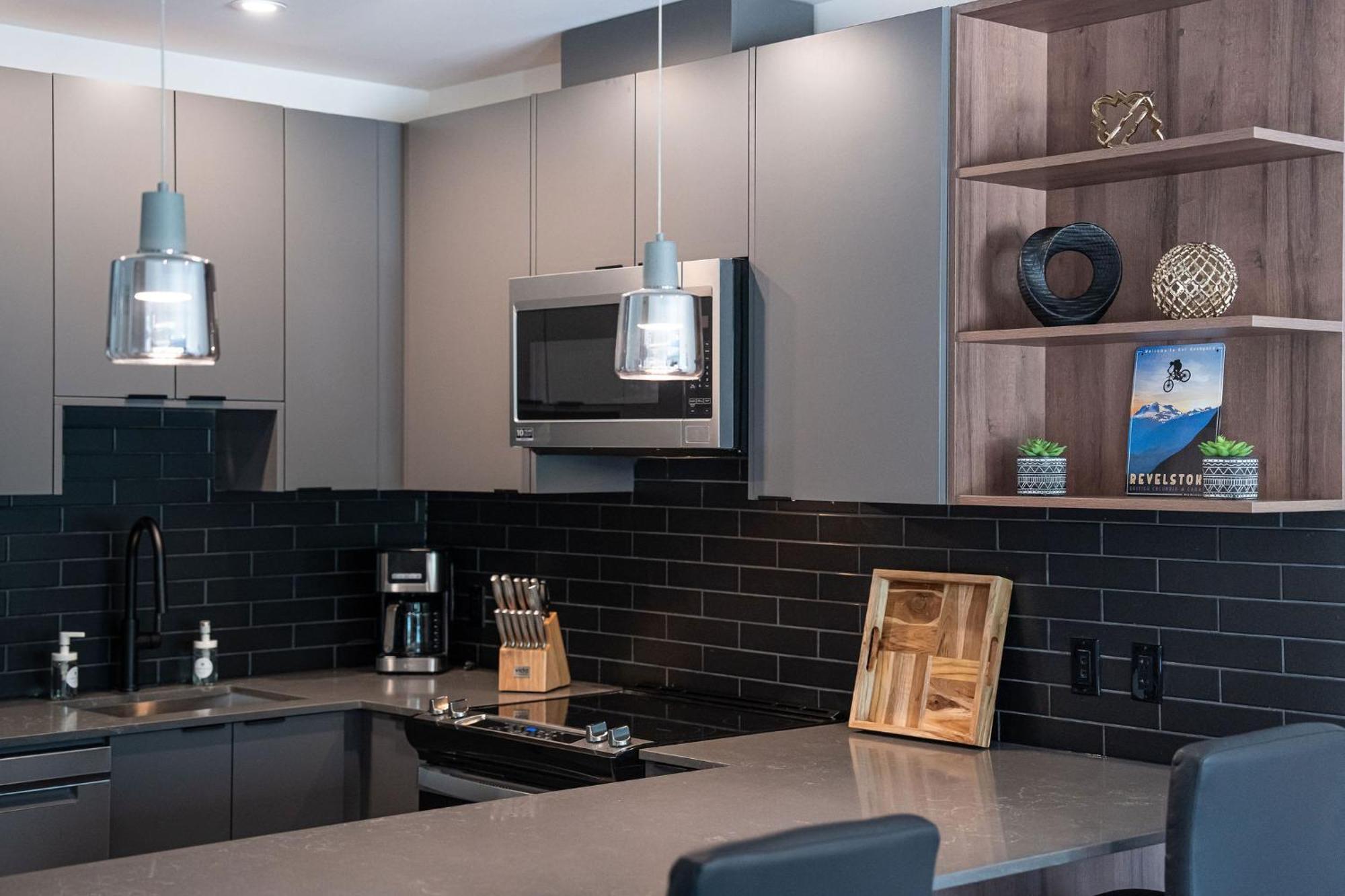 Alpine Haven By Revelstoke Vacations Apartment Bagian luar foto