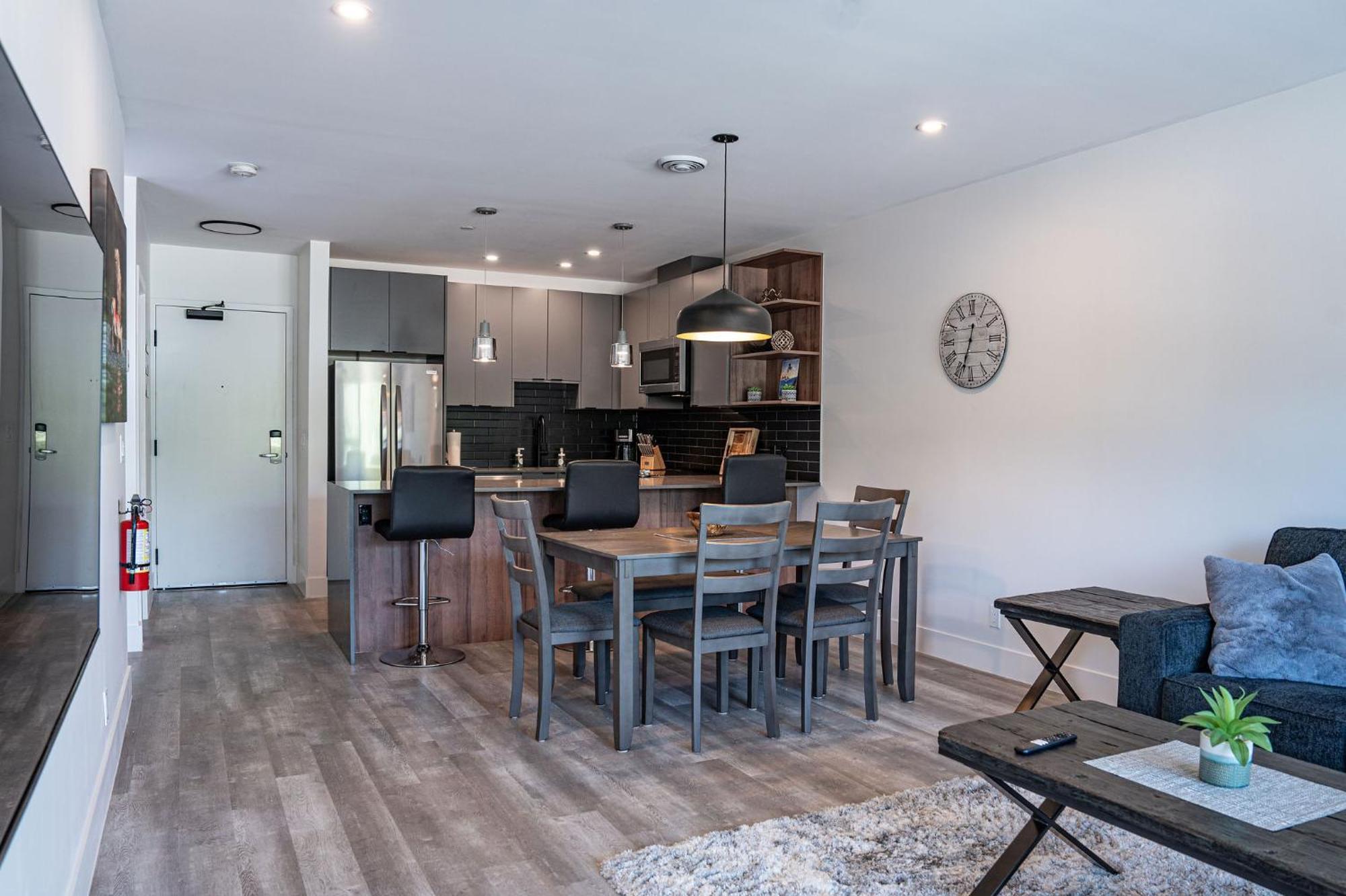 Alpine Haven By Revelstoke Vacations Apartment Bagian luar foto
