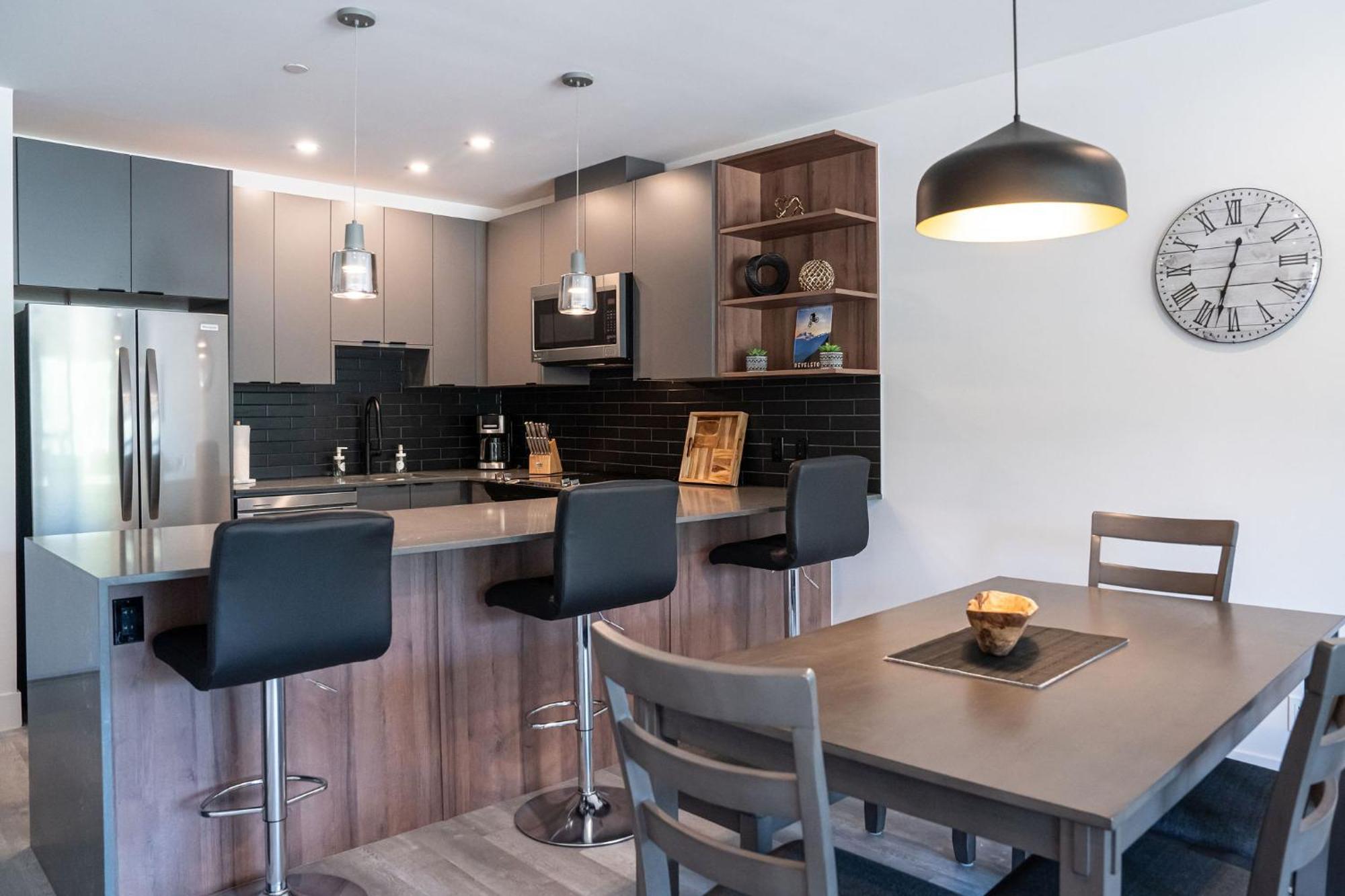 Alpine Haven By Revelstoke Vacations Apartment Bagian luar foto